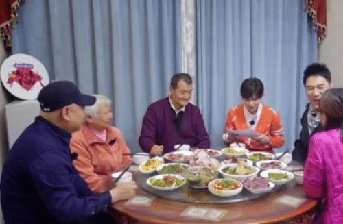 真千金爆料啦全家带凳子吃瓜,全家带凳子围观吃瓜现场